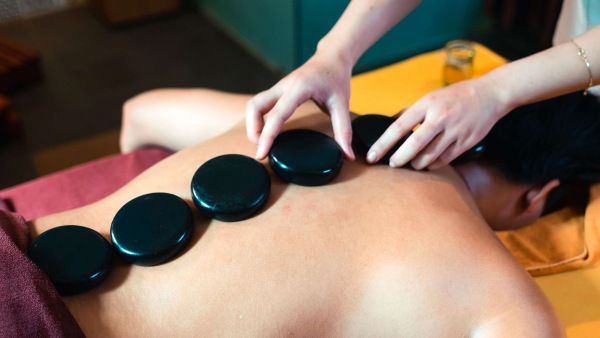 Hướng dẫn cách massage đá nóng cho nam tại nhà