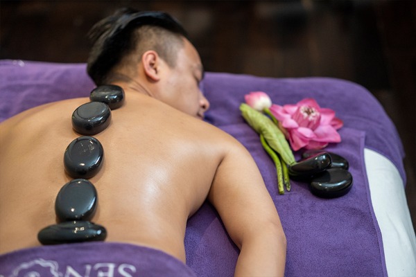 Massage đá nóng là kỹ thuật sử dụng các viên đá