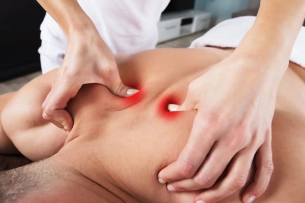Cách massage lưng trên để giảm mỏi