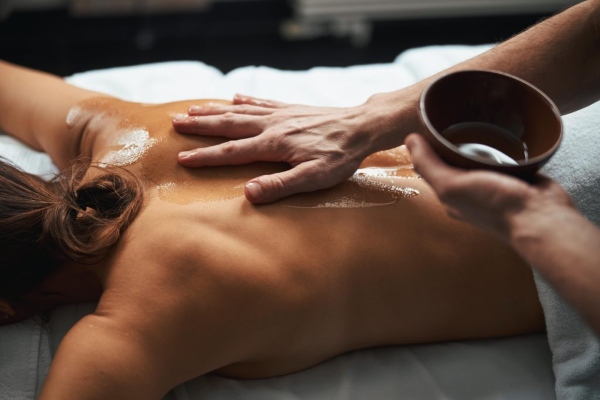 Massage Aroma là phương pháp trị liệu kết hợp kỹ thuật massage