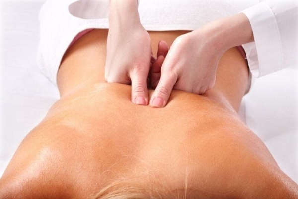Massage lưng bằng kỹ thuật ấn